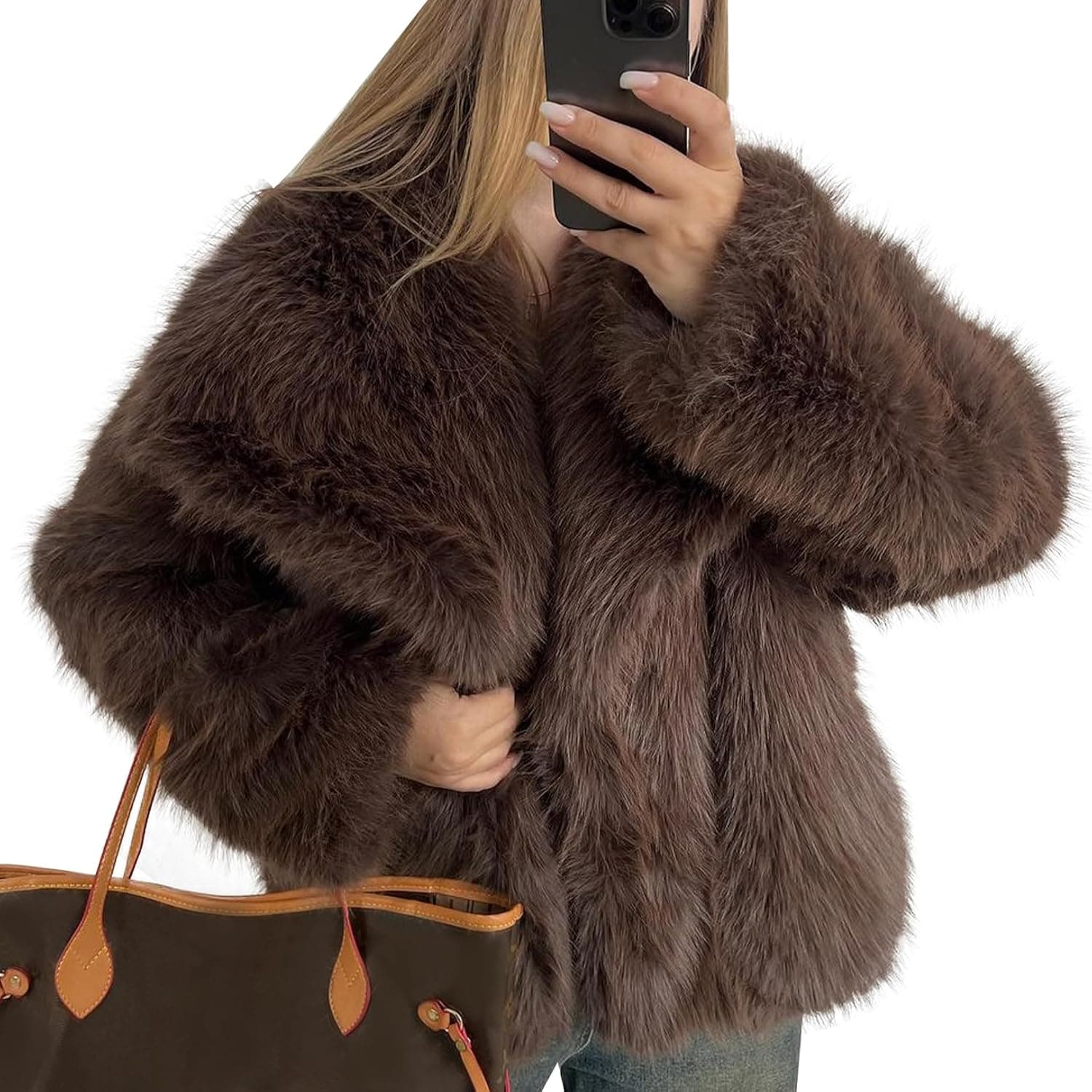 کت زنانه Flygo از خز مصنوعی (Faux Fur) – سبک پُرزدار و نرم (Fluffy/Shaggy)، با آستین بلند، یقه لبه‌دار (Lapel)، مناسب برای زمستان، مدل کوتاه (Short Coat/Parka).