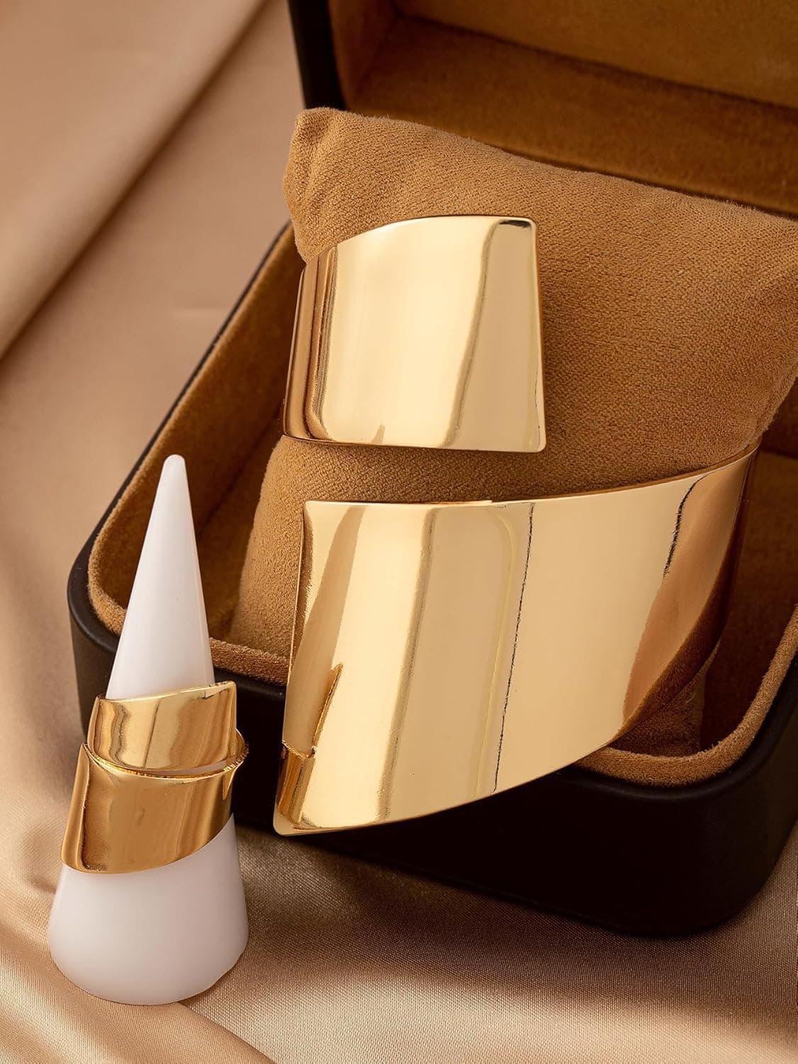 ست یک عددی دستبند و انگشتر هندسی طلایی – دستبند مد روز و لوکس، جواهرات رمانتیک برای مناسبت‌های خاص و اکسسوری‌های ترندی برای استفاده روزمره.